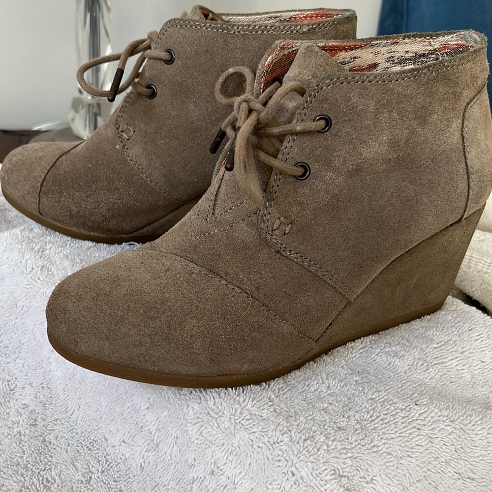 Tan suede Toms wedge - Picture 3 of 3